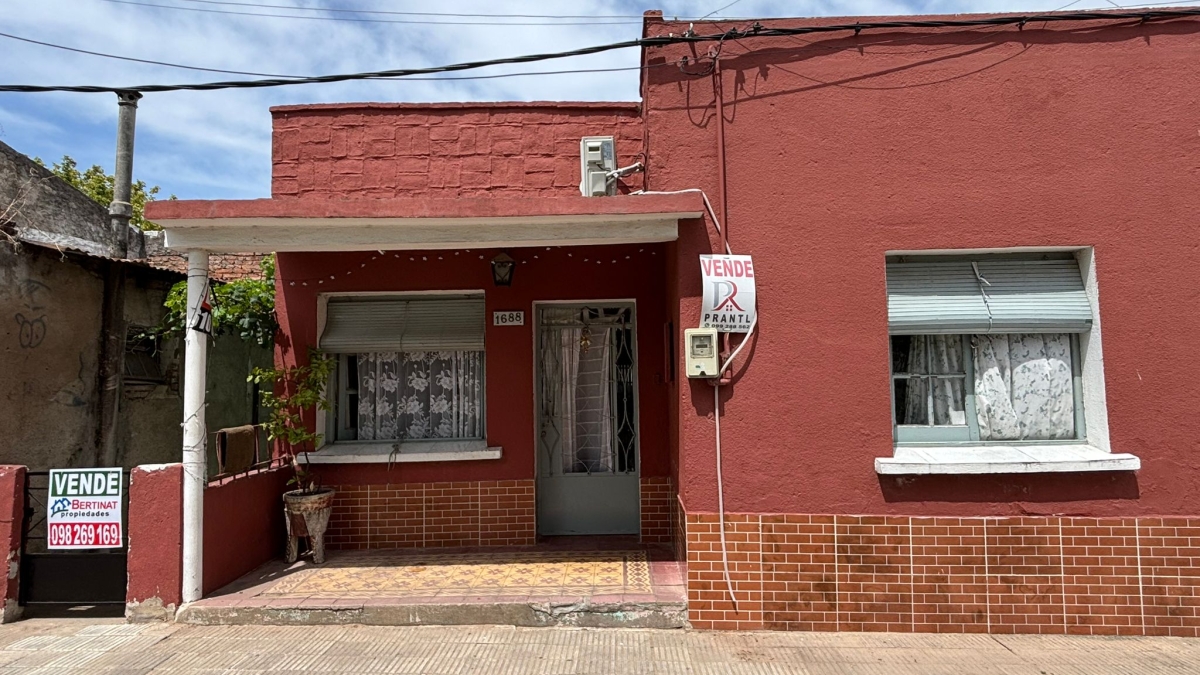 Imagen principal Casa de 3 dormitorios, en calle Rincón y Varela.